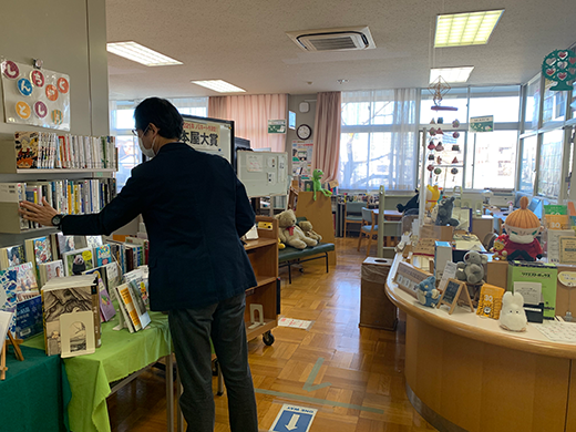 ぬいぐるみや面白そうな展示がすぐ目につく図書館入口